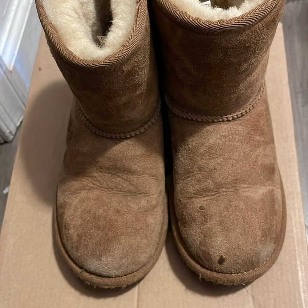 Lil girl tan classic uggs